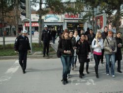 Üniversite Öğrencileri, Emniyet Kemeri Takmayan Sürücüleri Broşürle Uyardı