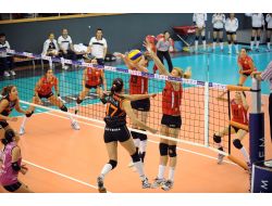 Eczacıbaşı Vitra’yı 3 - 1 Yenen Vakıfbank Yenilgisiz Lider