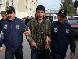 İzmir'de Molotoflu Saldırıların Kışkırtıcısı Olduğu İddia Edilen Zanlı Adliyeye Sevk Edildi