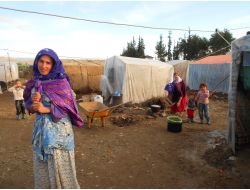 Mevsimlik İşçiler Soğuk Havayla Mücadele Ediyor