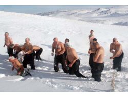 Erciyes Kar Kaplanları Mevsimin İlk Kar Banyosunu Eksi 10 Derecede Yaptılar