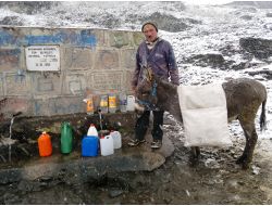 Doğuda Kış: Şebeke Suları Donan Köylüler Evlerine Eşeklerle Su Taşıyor