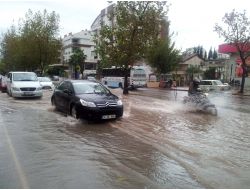 Antalya'da Yollar Göle Döndü Okullar Tatil Edildi