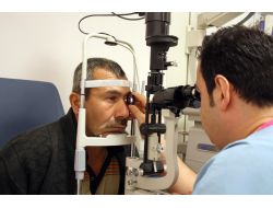 İnşaat Ustası Duvara Çivi Çakarken, Az Kalsın Gözünden Oluyordu