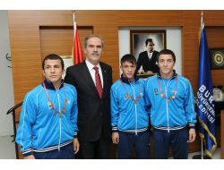 Şampiyon Güreşçiler Altınla Ödüllendirildi