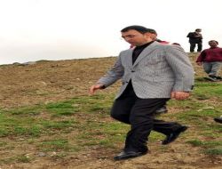 Çorum Valisi Ayağını Kırdı