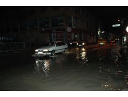 İzmir'i Göle Çeviren Yağmur Sürecek