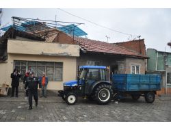 Uşak'ta Bir Evden Beş Kamyon Çöp Çıkarıldı