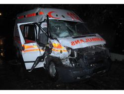Ambulans Yolcu Minibüsüyle Çarpıştı: 3 Yaralı