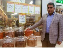 Kameraya Aldırmadan Kuruyemiş Çaldılar