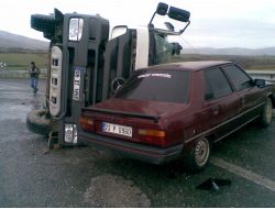 Elazığ'da Aşırı Hızlı Beton Mikseri Virajı Alamadı: 1 Yaralı