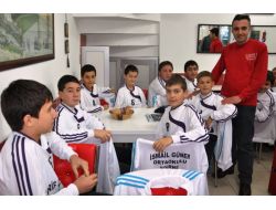 Çiğköfteci Okul Futbol Takımına Sponsor Oldu