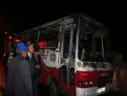 Terör Örgütü Yandaşları Belediye Otobüsünü Yaktı, Vatandaşlar Tepki Gösterdi