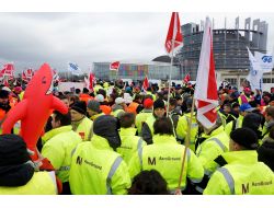 Münihli 200 Havalimanı Çalışanı Strasbourg’da Gösteri Yaptı