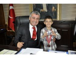 Sözen, Satranç İl Birincisi Öğrenciye Fotoğraf Makinası Hediye Etti