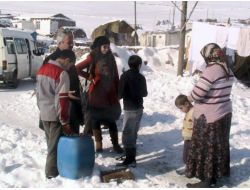 Kar Kış Demeden Çocukları Okullu Yapamaya Çalışıyorlar