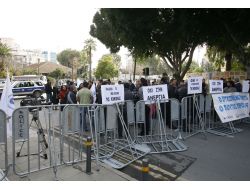 Rum Meclisi, 23 Yeni Yasa Onayladı; Rumlar Yeniden Sokağa Döküldü