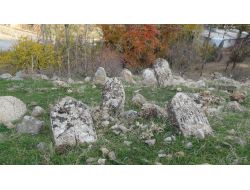 Üzerinde Değişik Figürler Bulunan Mezar Taşları Merak Uyandırıyor