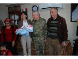 KOMUTAN, ŞEHİT ÇOCUĞUNA ALTIN TAKTI!