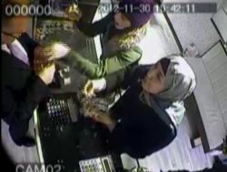 Kuyumcuyu Oyaladı, Bileziği Saniye Bile Sürmeden Çaldı