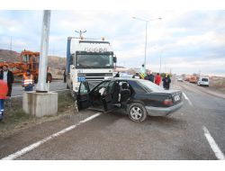 Yabancı Plakalı Tır'la Otomobil Çarpıştı: 3 Yaralı
