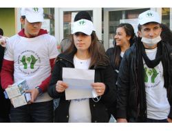 Hakkari'de Hava Kirliliğine Karşı Üniversite Öğrencileri Maske Dağıttı