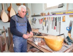 Erzincanlı Usta Saz Üstatlarına Bağlama Yapıyor Ama Çalmasını Bilmiyor