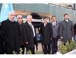 Doğu Türkistanlılar, Çin Büyükelçiliği Önüne Siyah Çelenk Bıraktı