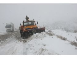 Iğdır'da Kar Yolları Kapadı Araçlar Mahsur Kaldı