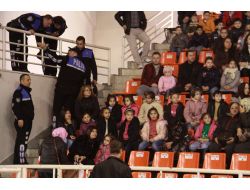 Toplum Destekli Polis, Yuvada Kalan 30 Çocuğu Sirke Götürdü