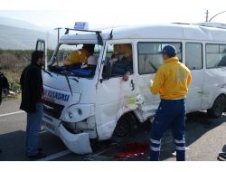 Minibüste Sıkışan Şoförü İtfaiye Ekibi Kurtardı