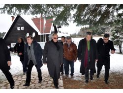 Arınç, Buz Tutan Gölcük Tabiat Parkı'nı Gezdi