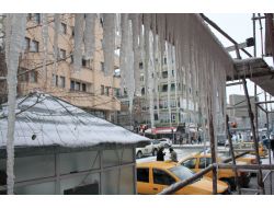 Kars’ta Kış Çetin Geçiyor, Çatılarda Buz Sarkıtları Tehlike Saçıyor