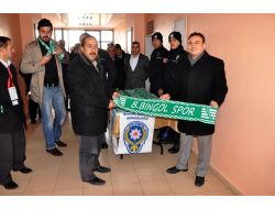 Bingöllü Taraftarlara Bin Adet Atkı Dağıtıldı