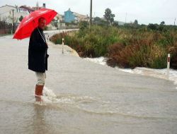 Selin Denize Sürüklediği Adam Kalasa Tutunarak Boğulmaktan Kurtuldu
