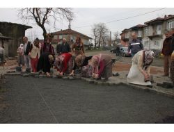 Parke Taşını, Kadın-erkek Birlikte Döşüyorlar