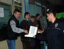 Polis Olaylı Mahallede Lokum Dağıttı