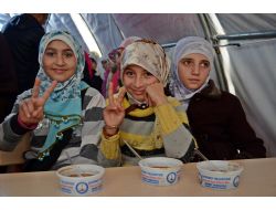 Şahinbey Belediyesi Çadır Kentte Bulunan 7 Bin Suriyeli'ye Aşure Dağıttı