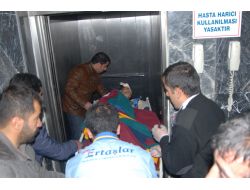 Başkale'de Yaralılar İçin Ambulans Bekleniyor