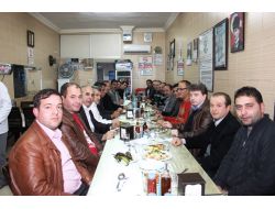 Yemekte Buluşan İşadamları Köfte Yedi, Halı Saha Maçı Yaptı