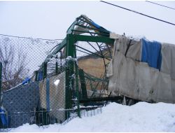 Kar Halı Sahanın Çatısını Çökertti