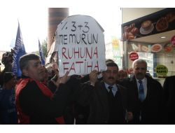 Bursa'da Memurlar, Ak Parti İl Binası Önüne Tabut Bıraktı