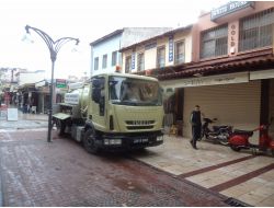 Kuşadası'nda Sağanak Yağmur Rögarları Taşırdı