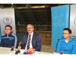 Vali Karaloğlu, Gazetecilerle Havuzu Hem İnceledi, Hem De Yüzdü