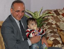 Vali Yurdakul, Kolunu Patosa Kaptıran Hamza’yı Evinde Ziyaret Etti