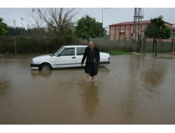 Araçlar Mahsur Kaldı Veliler Çocukları İçin Paçalarını Sıvadı