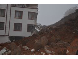 Şanlıurfa'da Yağış Nedeniyle Binanın İstinat Duvarı Yıkıldı