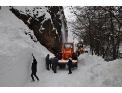 Tunceli'de Sık Sık Düşen Çığ Nedeniyle Yollar Trafiğe Kapanıyor