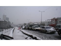 Kar, İstanbul Trafiğini Kilitledi