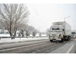 Yoğun Kar Yağışı Nedeniyle Pozantı'da Ulaşım Güçlükle Sağlanıyor